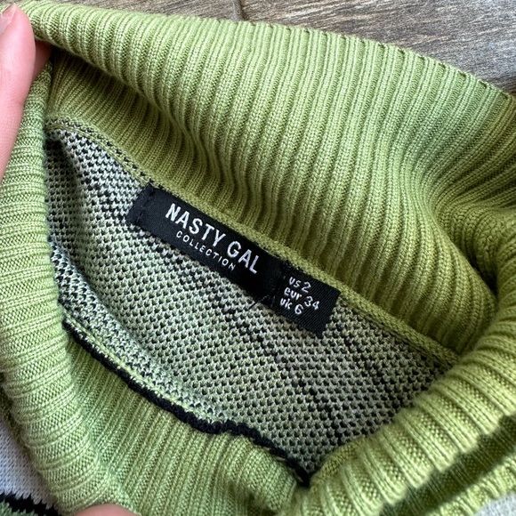 Open back turtleneck top - Picture 3 of 3